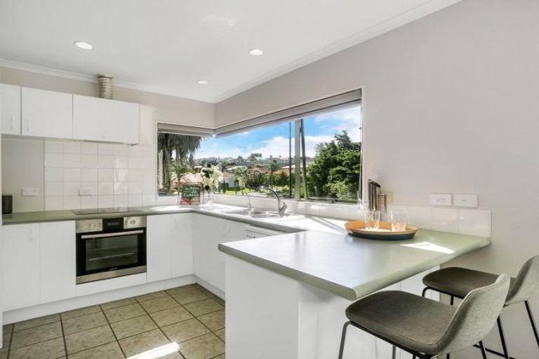Photo of property in 1/4 De Havilland Drive, Goodwood Heights, Auckland, 2105