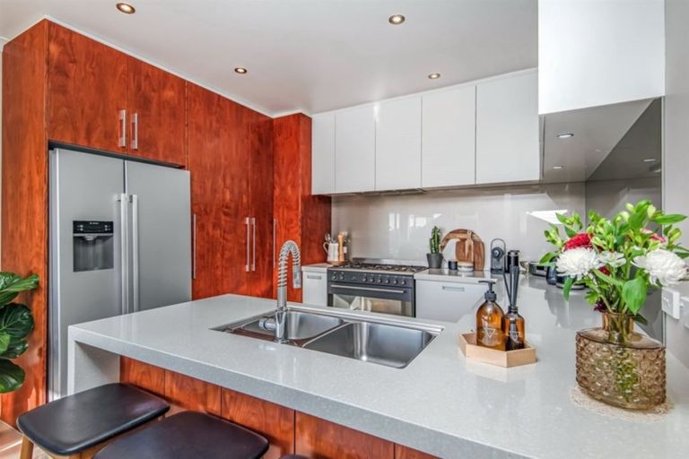 Photo of property in 2/52 Aberdeen Road, Campbells Bay, Auckland, 0620