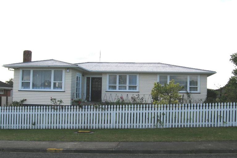 Photo of property in 21 Sylvan Crescent, Te Atatu South, Auckland, 0610