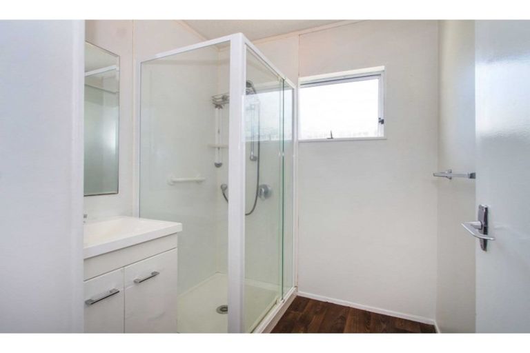 Photo of property in 1/117 Lynn Road, Bayview, Auckland, 0629