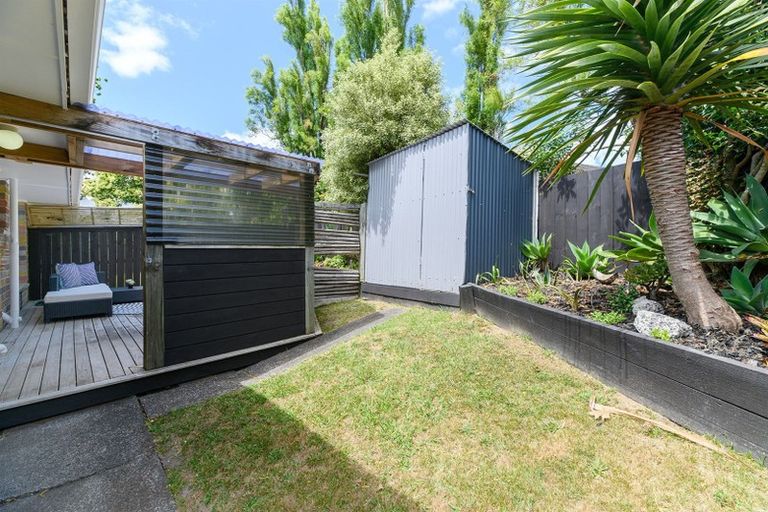 Photo of property in 2/11 Lenihan Street, Northcote, Auckland, 0627