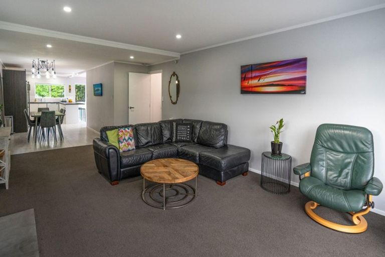 Photo of property in 11 Wairere Grove, Paraparaumu, 5032