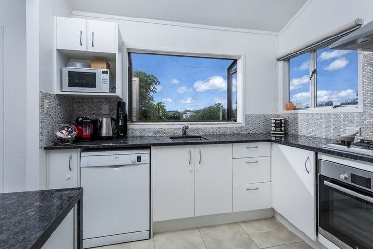 Photo of property in 11 Beaudine Avenue, Glenfield, Auckland, 0629