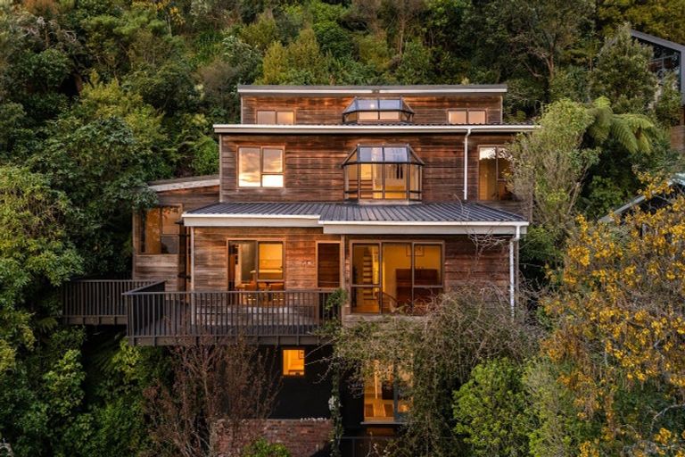 Photo of property in 19 Kaitawa Road, York Bay, Lower Hutt, 5013