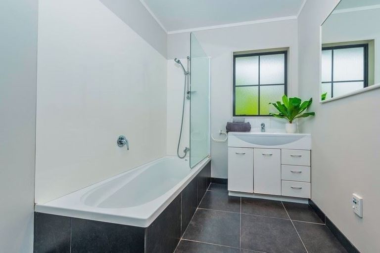 Photo of property in 11 Raphael Place, West Harbour, Auckland, 0618