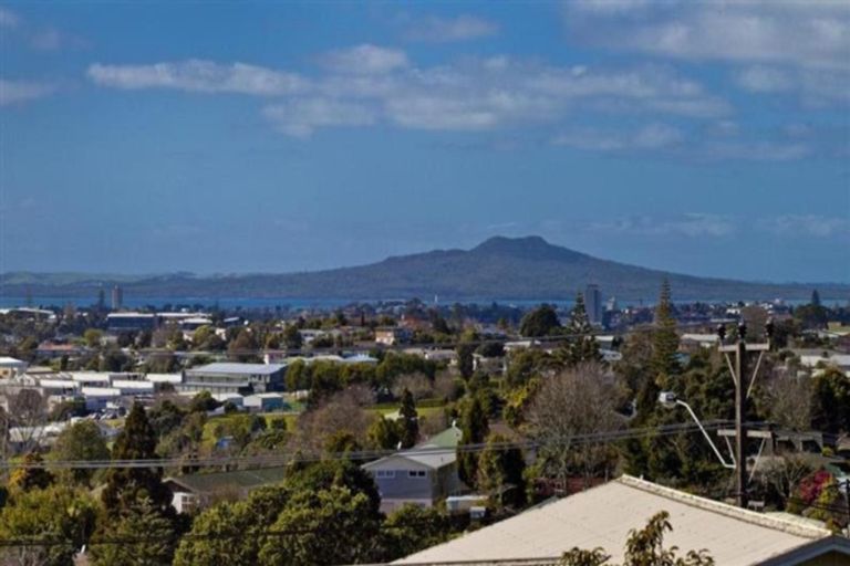 Photo of property in 5 Colin Wild Place, Glenfield, Auckland, 0629