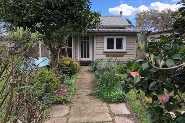 Photo of property in 26 Miami Avenue, Surfdale, Waiheke Island, 1081