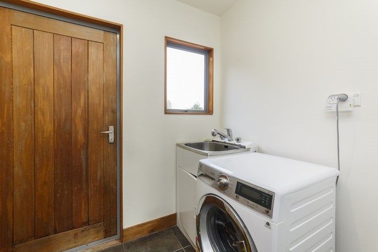 Photo of property in 60 Waicola Drive, Fitzherbert, Palmerston North, 4471