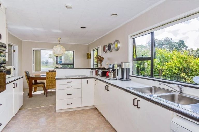 Photo of property in 27 Hobsonville Road, West Harbour, Auckland, 0618