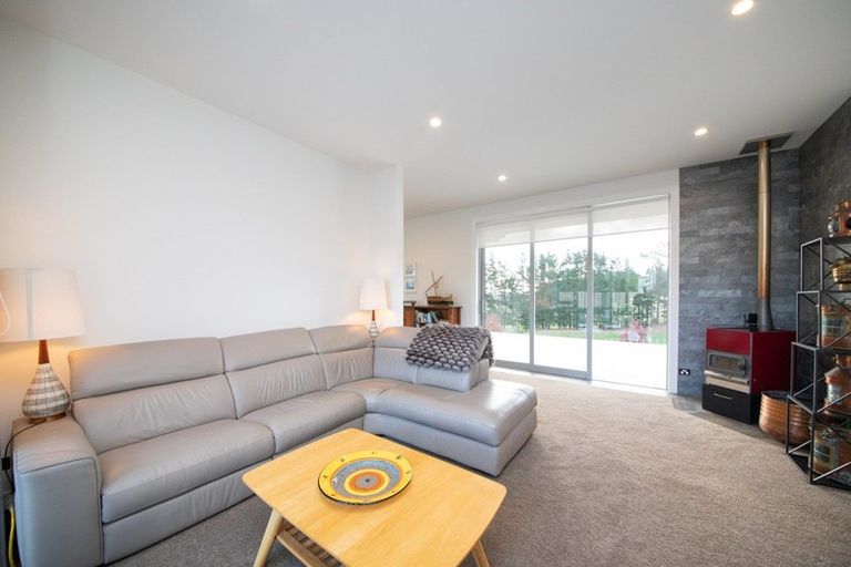 Photo of property in 49 Tutakarae Road, Kelvin Grove, Palmerston North, 4470