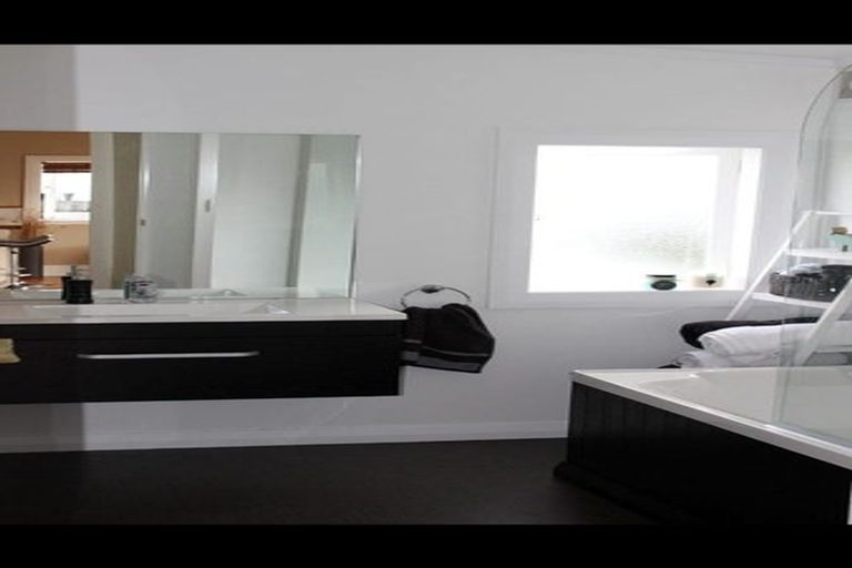 Photo of property in 27 Oxford Street, Fairfield, Hamilton, 3214