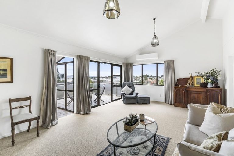 Photo of property in 20a East Coast Road, Milford, Auckland, 0620