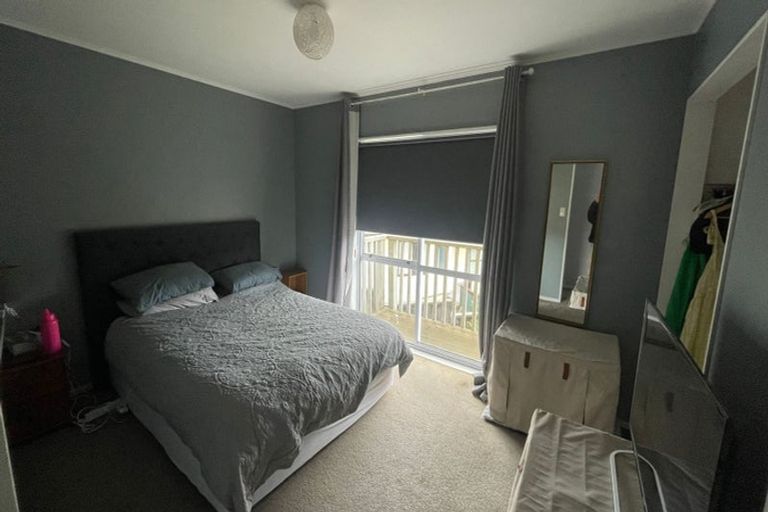 Photo of property in 16 Evesham Place, Newlands, Wellington, 6037