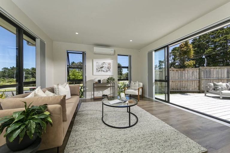 Photo of property in 1 Mcindoe Road, Kumeu, 0810