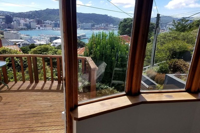 Photo of property in 27 Shannon Street, Mount Victoria, Wellington, 6011