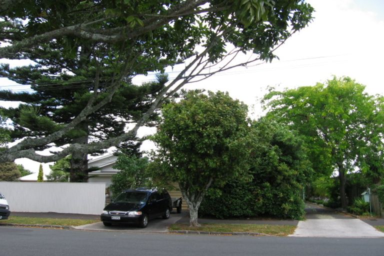 Photo of property in 38 Harbour View Road, Point Chevalier, Auckland, 1022