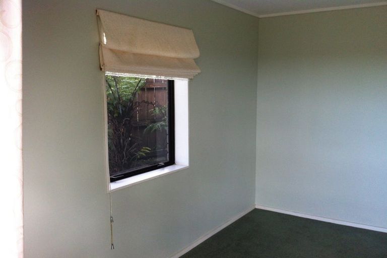 Photo of property in 2/138 Sunset Road, Unsworth Heights, Auckland, 0632