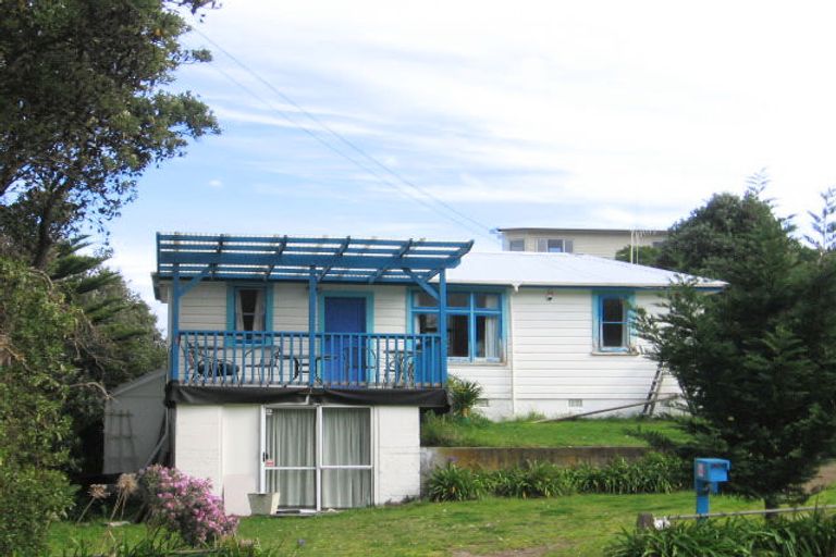 Photo of property in 16 Dustin Street, Foxton Beach, Foxton, 4815
