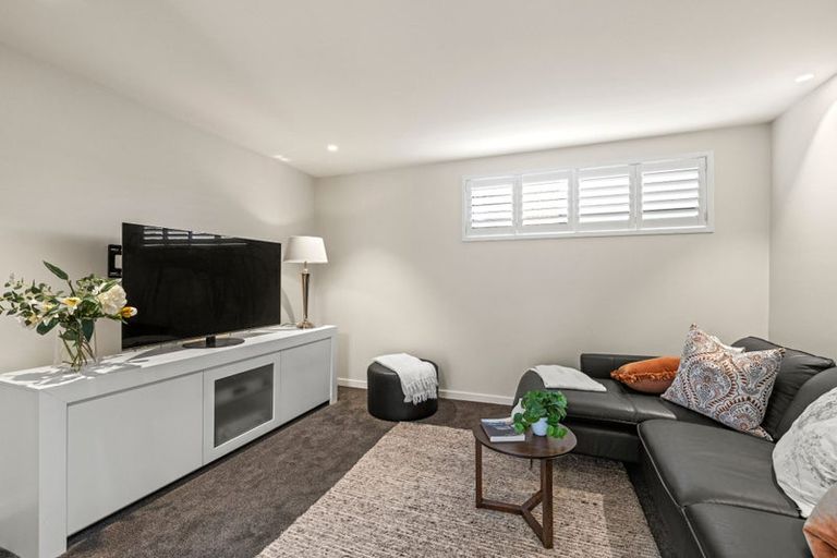 Photo of property in 15 Saint Andrews Square, Strowan, Christchurch, 8052