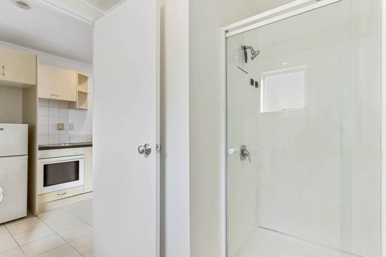 Photo of property in 2a/20 Ian Marwick Place, Birkenhead, Auckland, 0626