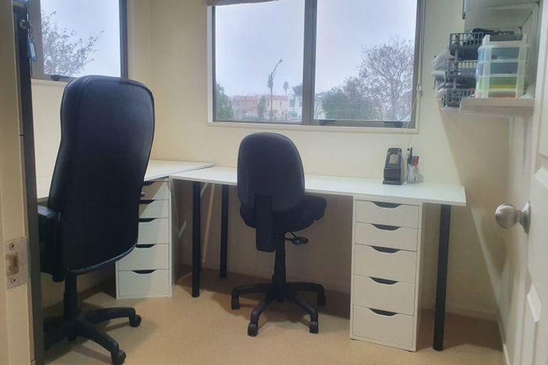 Photo of property in 10 Longbush Road, Te Atatu Peninsula, Auckland, 0610