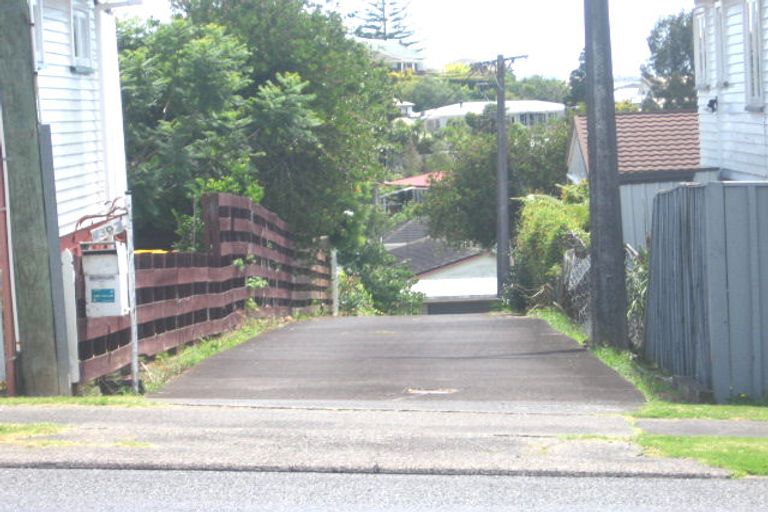 Photo of property in 39 Raleigh Road, Northcote, Auckland, 0627