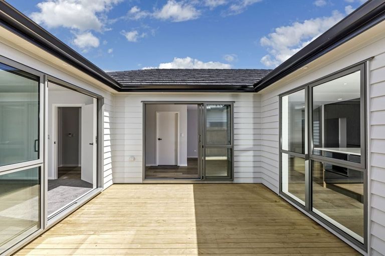 Photo of property in 24 Tarras Road, Kumeu, 0810