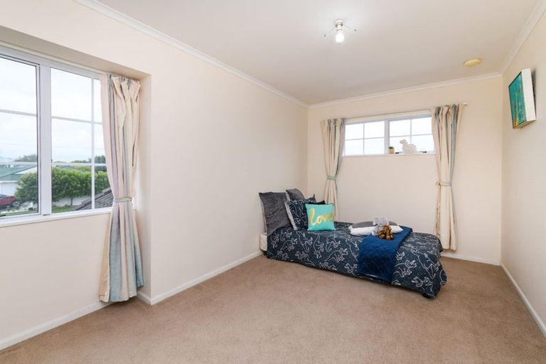 Photo of property in 2 Rosebank Avenue, Kelvin Grove, Palmerston North, 4414
