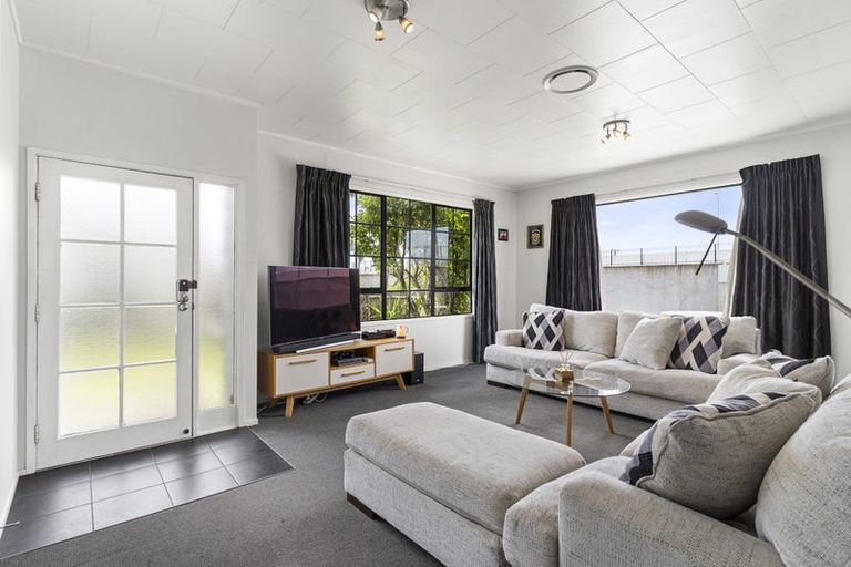 Photo of property in 19 Barbados Drive, Unsworth Heights, Auckland, 0632