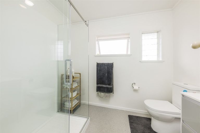Photo of property in 1/9 Brunton Place, Glenfield, Auckland, 0629