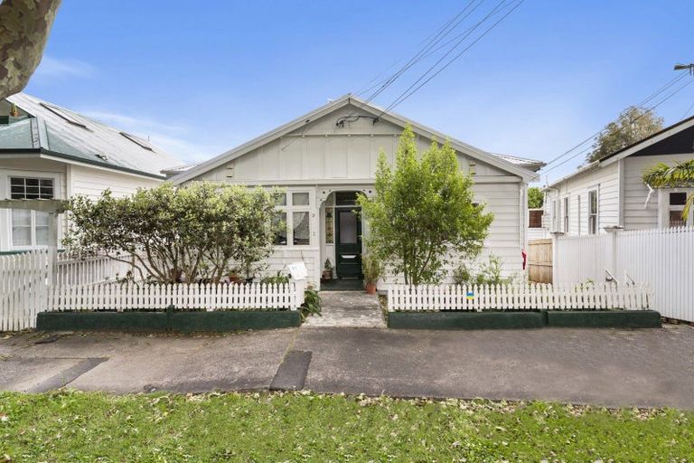 Photo of property in 31 Castle Street, Eltham, 4322