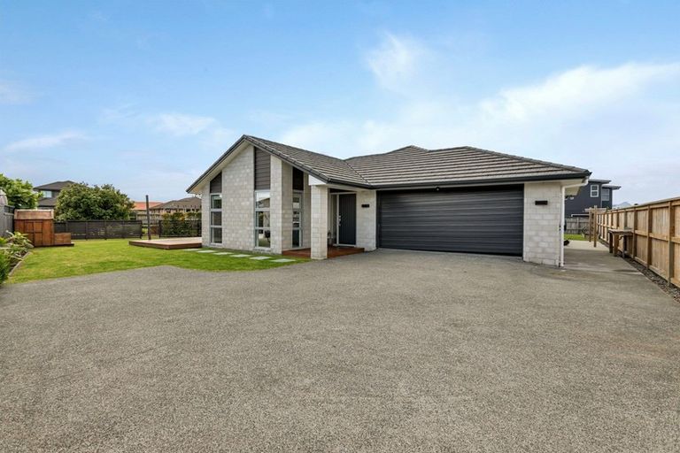 Photo of property in 10 Ngatiti Place, One Tree Point, 0118