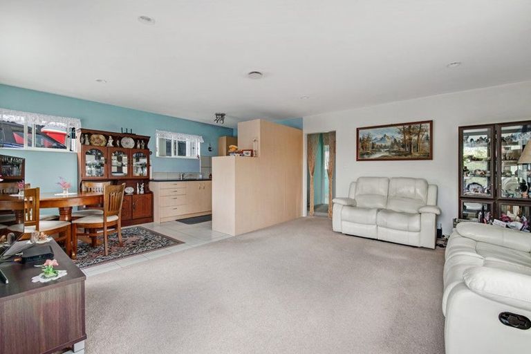 Photo of property in 8 Ngahere Views, Orewa, 0931