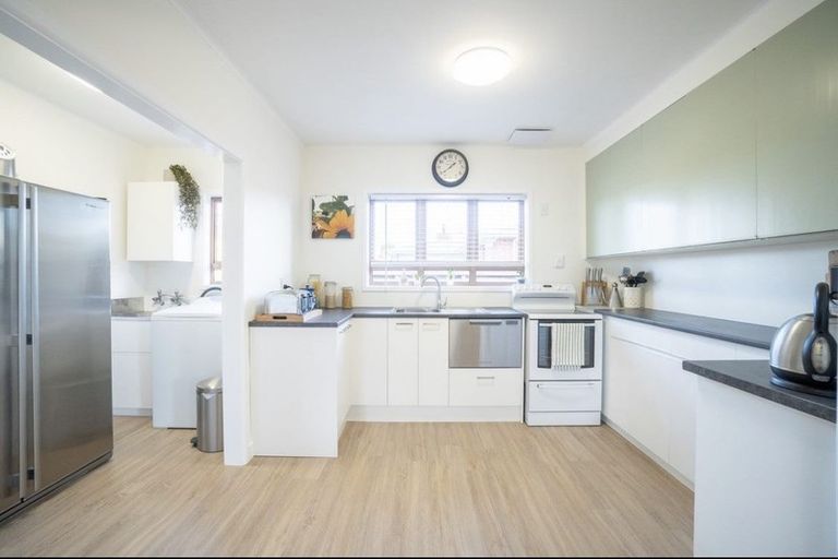 Photo of property in 15 Raglan Avenue, Cloverlea, Palmerston North, 4412