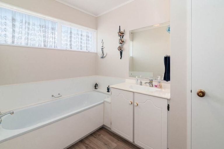 Photo of property in 24 Tawavale Street, Pukehangi, Rotorua, 3015