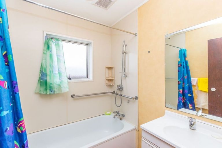 Photo of property in 2/50 Kenderdine Road, Papatoetoe, Auckland, 2025