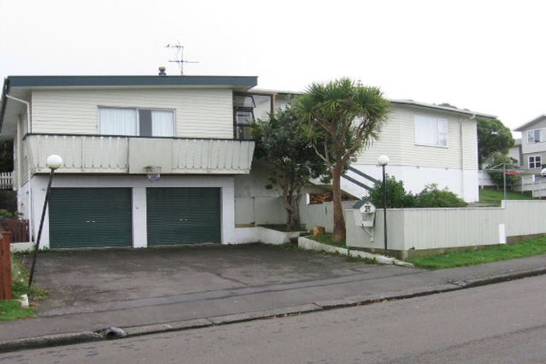 Photo of property in 25 Bellringer Crescent, Newlands, Wellington, 6037