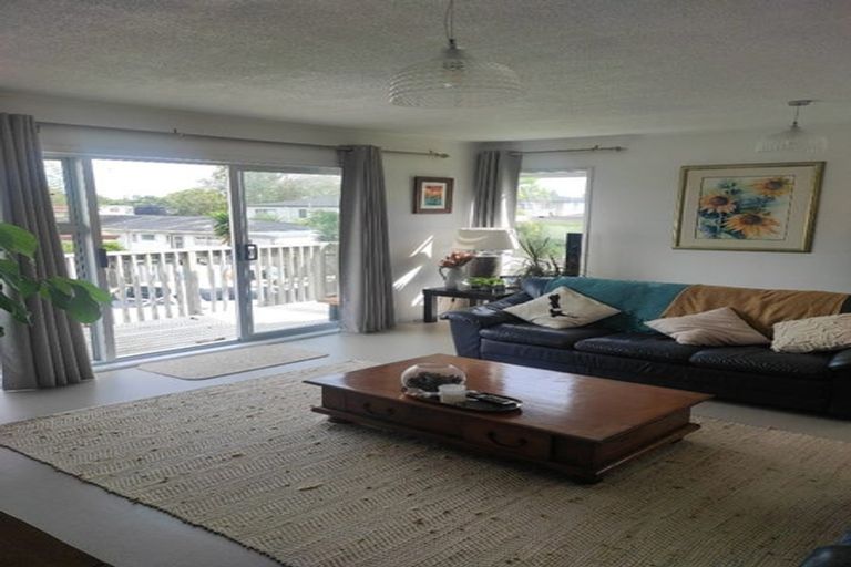 Photo of property in 2/6 Benygloe Place, Highland Park, Auckland, 2010