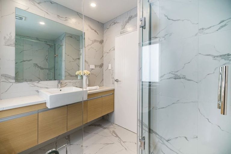 Photo of property in 2/128 Sunset Road, Unsworth Heights, Auckland, 0632