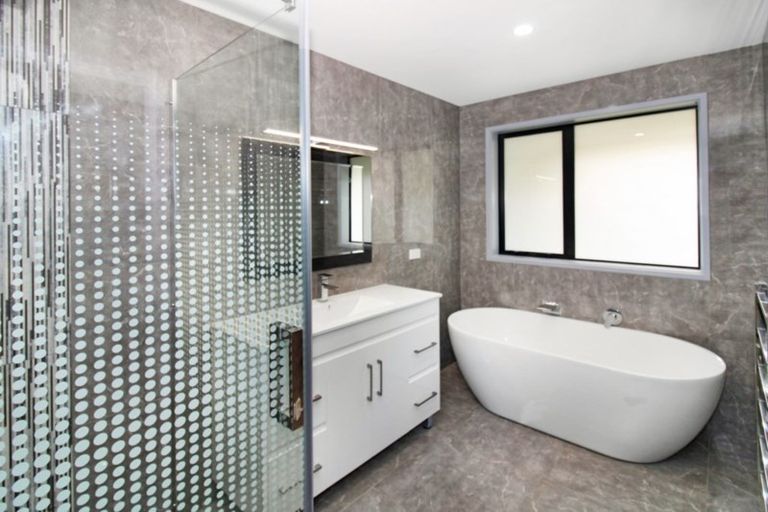 Photo of property in 2 Frederick Place, Whalers Gate, New Plymouth, 4310