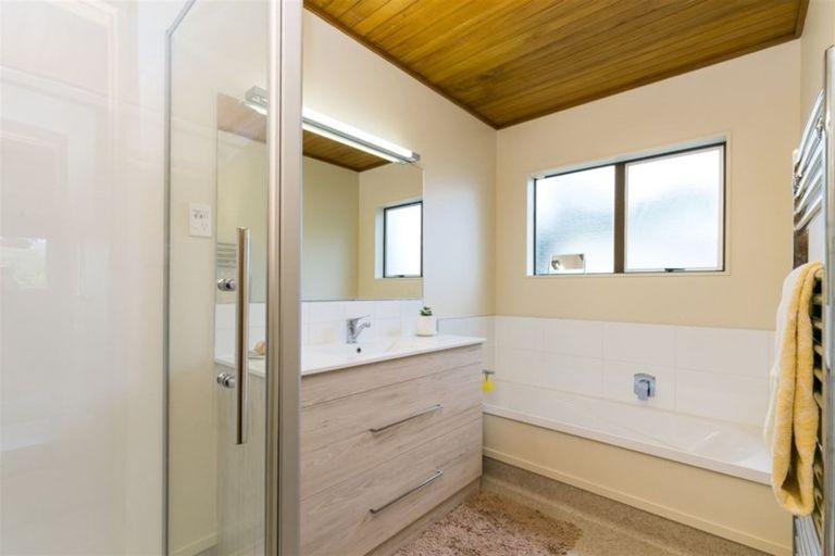 Photo of property in 72 Amapur Drive, Khandallah, Wellington, 6035