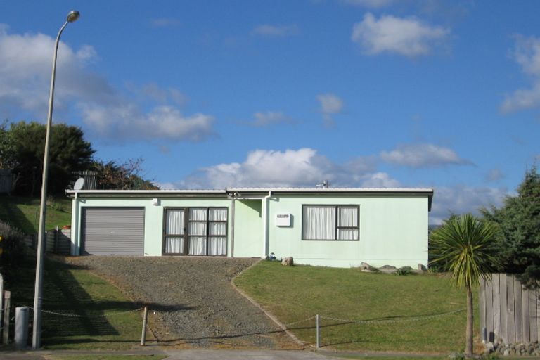 Photo of property in 17 Trig Hill Terrace, Waikanae Beach, Waikanae, 5036