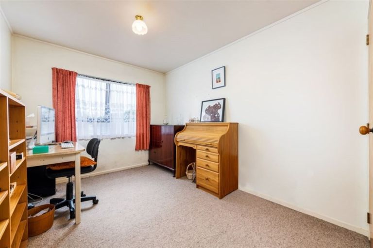 Photo of property in 2/10 Hutchinson Avenue, New Lynn, Auckland, 0600