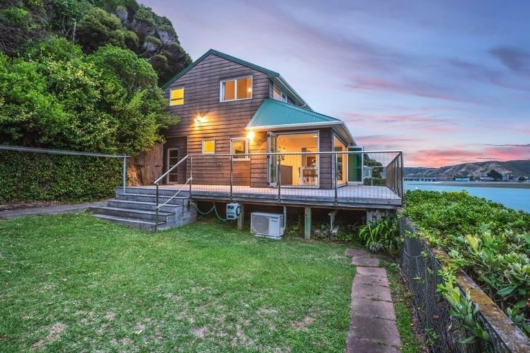 Photo of property in 10a Trevor Terrace, Paremata, Porirua, 5024