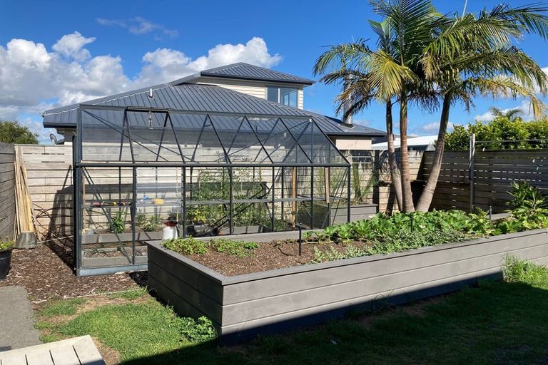 Photo of property in 13 Waitemata Drive, One Tree Point, 0118