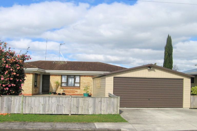 Photo of property in 8 Campbell Place, Papakura, 2110