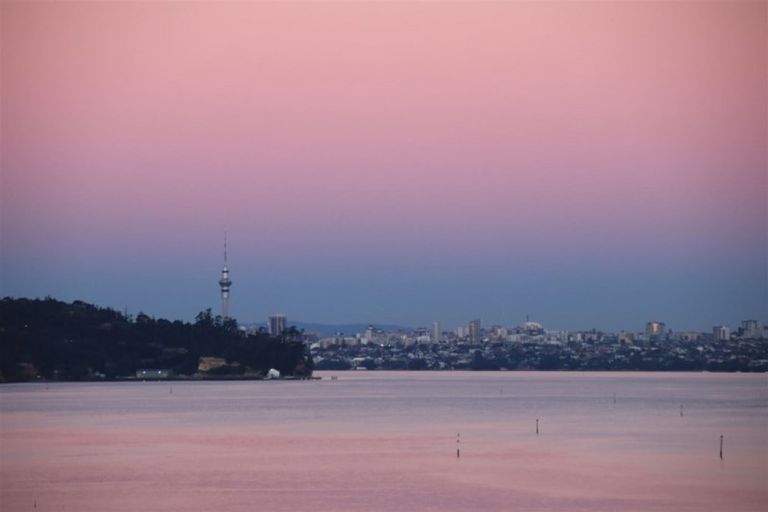 Photo of property in 10 Oakpark Place, West Harbour, Auckland, 0618