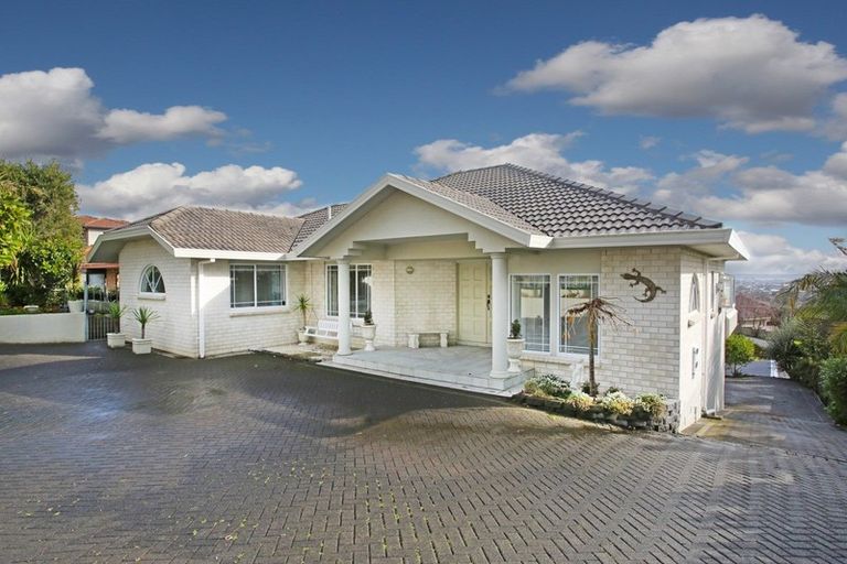 Photo of property in 17 Santa Monica Place, Goodwood Heights, Auckland, 2105