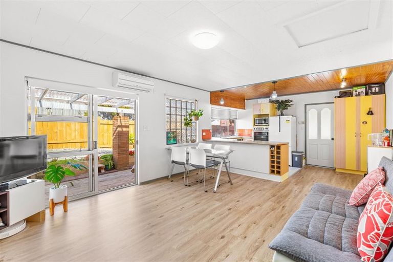Photo of property in 347a Triangle Road, Massey, Auckland, 0614