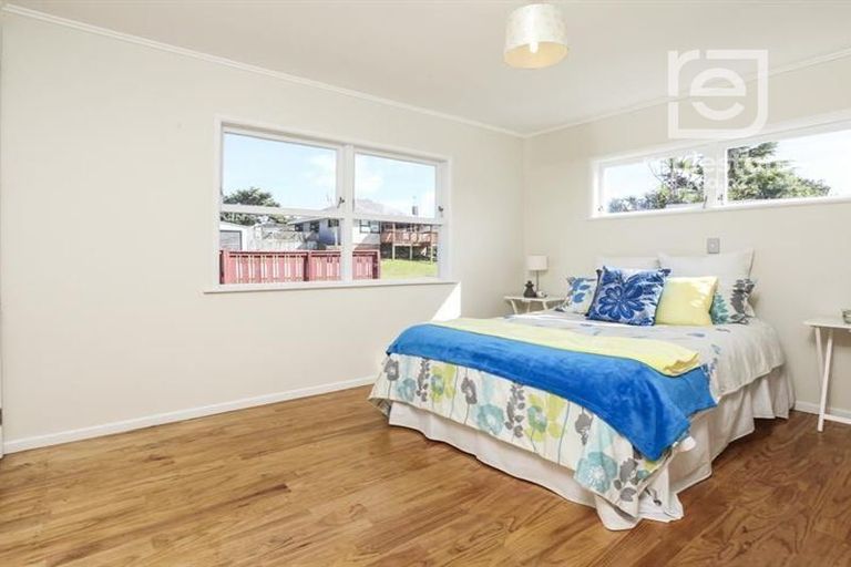 Photo of property in 90 Divich Avenue, Te Atatu South, Auckland, 0602